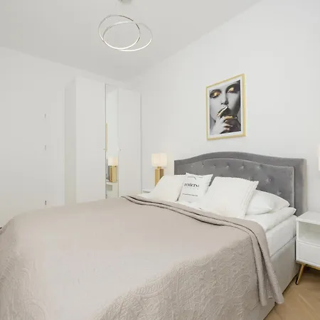 Apartment Lux Grzybowska With Parking By Renters Prestige