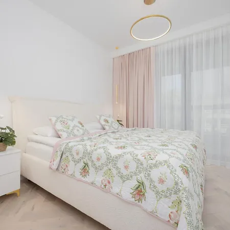 アパート Lux Grzybowska With Parking By Renters Prestige ワルシャワ